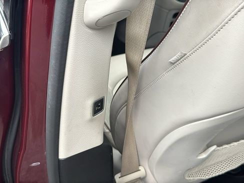 Used 2018 Chrysler Pacifica Limited w/ Tire & Wheel Group FWD image 28
