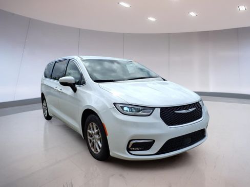 Used 2023 Chrysler Pacifica Touring-L FWD image 1
