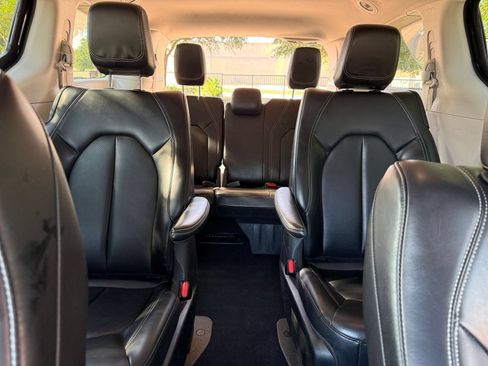 Used 2023 Chrysler Pacifica Touring-L FWD image 40