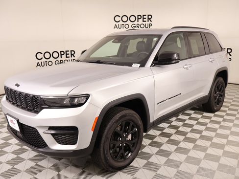 Used 2025 Jeep Grand Cherokee Altitude AWD/4WD image 10