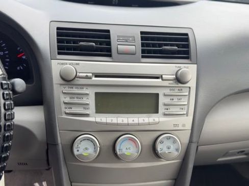 Used 2011 Toyota Camry image 14