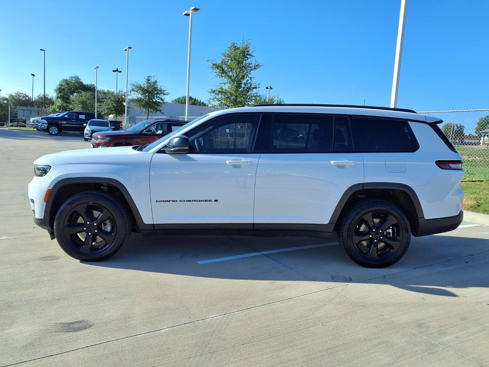 Used 2023 Jeep Grand Cherokee L Laredo AWD/4WD image 8