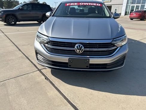 Used 2024 Volkswagen Jetta SE image 2