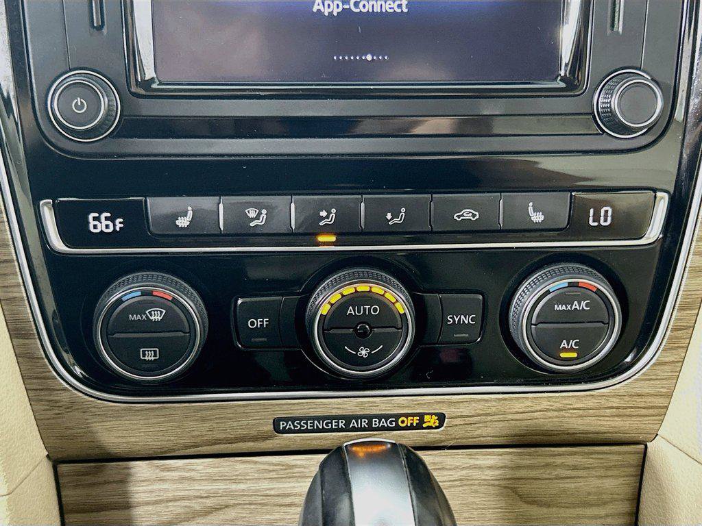 Used 2017 Volkswagen Passat 1.8T SEL Premium FWD image 16
