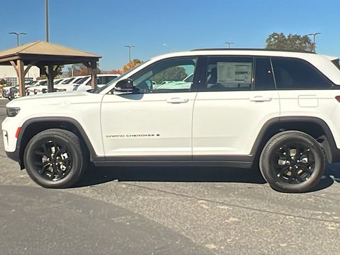 New 2025 Jeep Grand Cherokee Altitude image 6