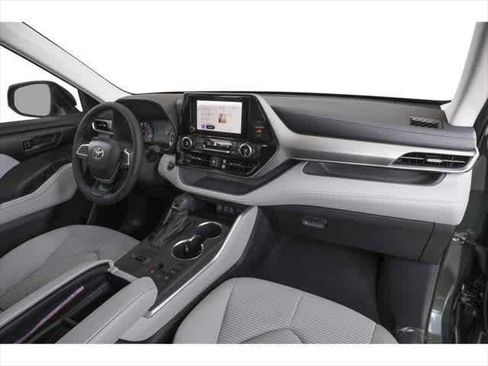 Used 2025 Toyota Highlander LE FWD image 11