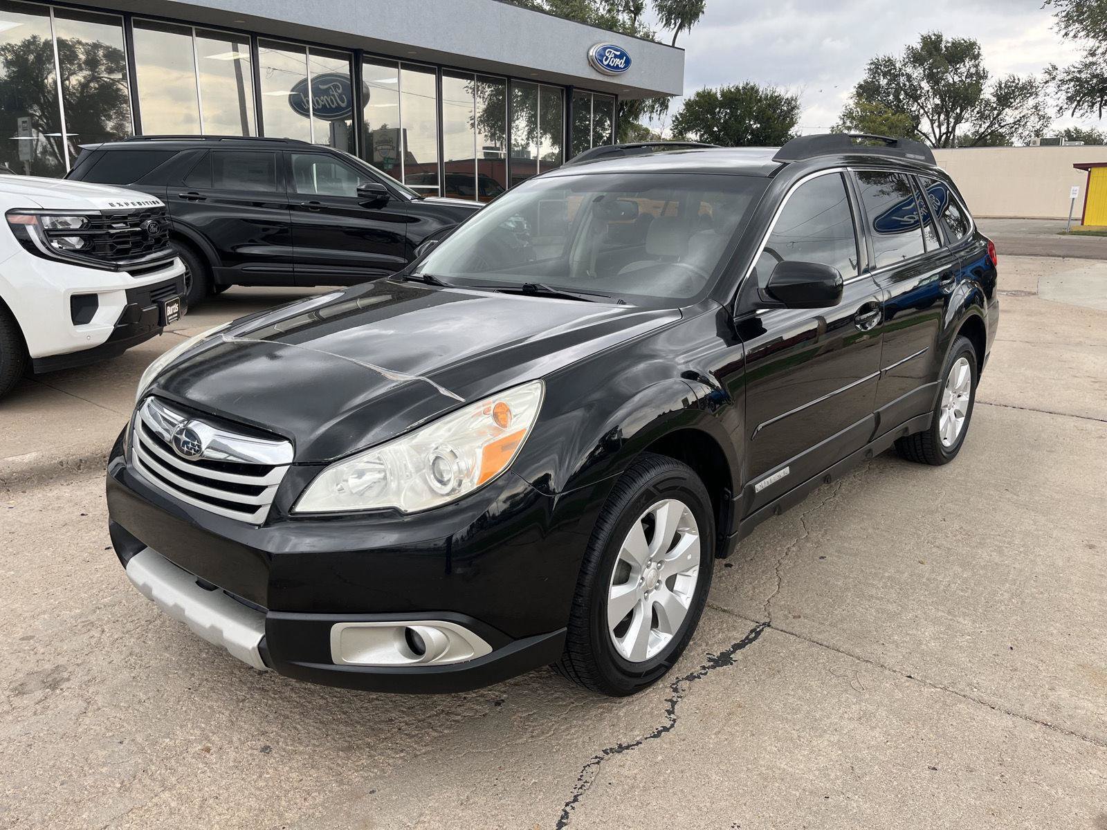 Used 2011 Subaru Outback 2.5i Limited w/ PWR Moonroof Pkg AWD/4WD image 2