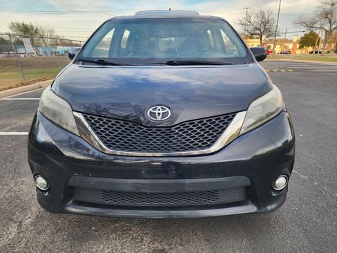 Used 2015 Toyota Sienna SE image 2