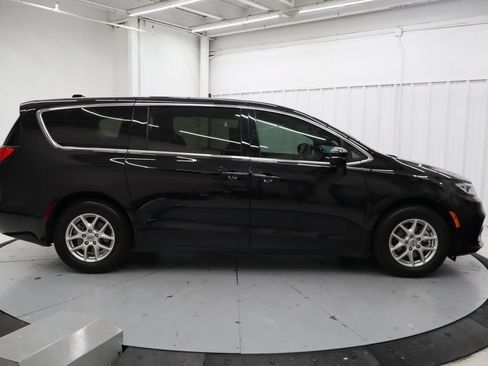 Used 2025 Chrysler Pacifica Select FWD image 2