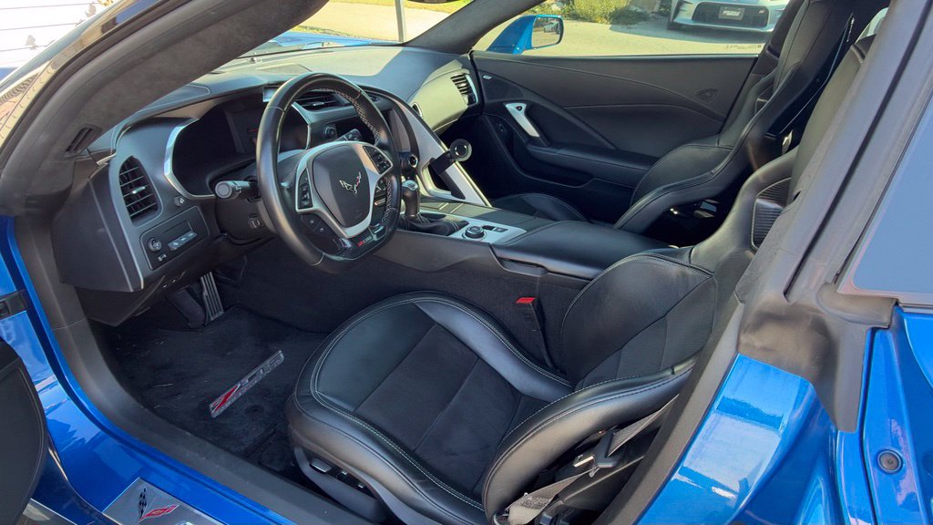 Used 2015 Chevrolet Corvette Z06 w/ 3LZ Preferred Equipment Group RWD image 8