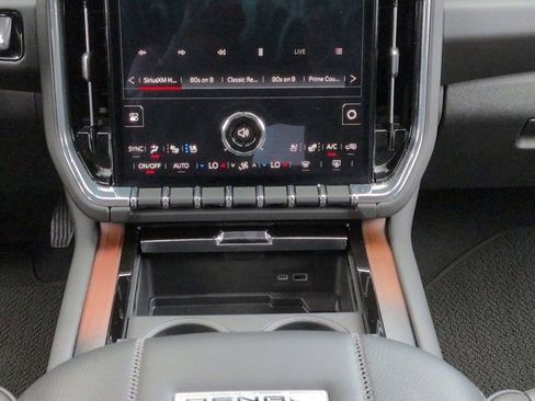 Used 2025 GMC Yukon Denali RWD image 18