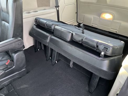 Used 2016 Chrysler Town & Country Touring image 26