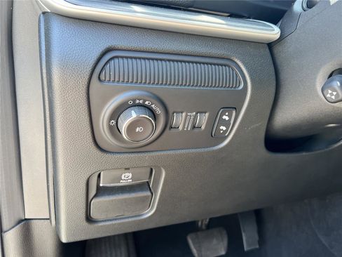 Used 2024 Jeep Wagoneer L Series II RWD image 15