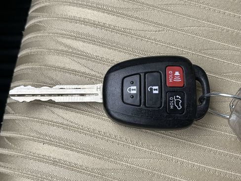 Used 2016 Toyota Highlander Plus AWD/4WD image 24