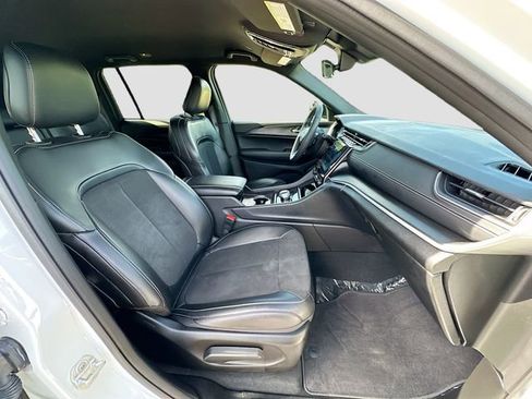 Used 2025 Jeep Grand Cherokee Altitude RWD image 27