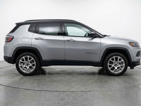 Used 2025 Jeep Compass Limited image 11