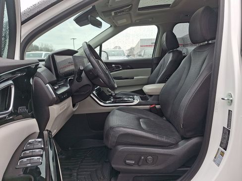 Used 2023 Kia Carnival SX Prestige image 18