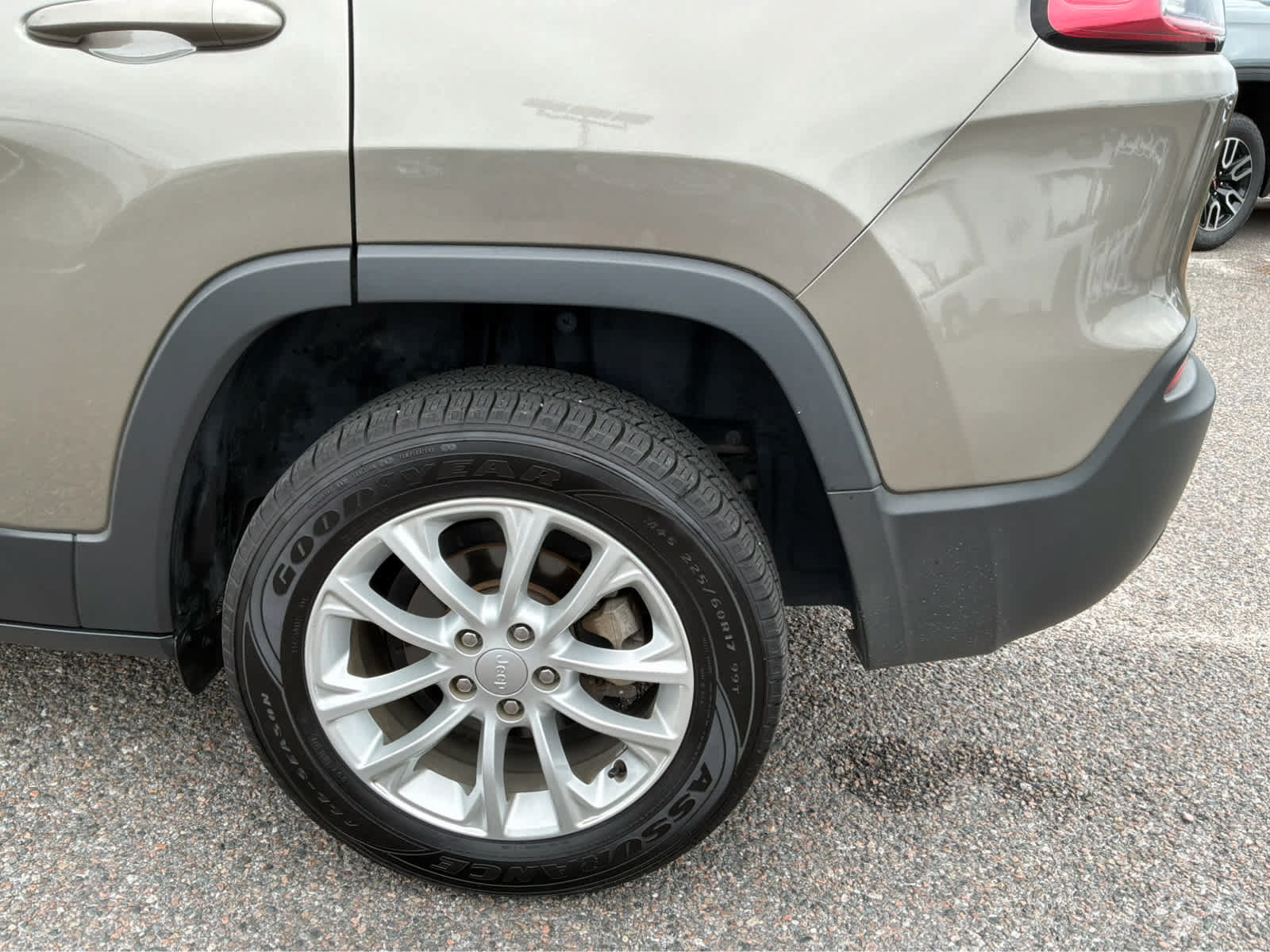 Used 2020 Jeep Cherokee Latitude FWD image 7