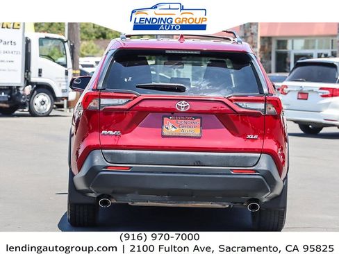 Used 2019 Toyota RAV4 XLE Premium image 3