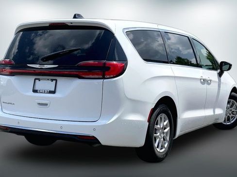 Used 2025 Chrysler Pacifica Select FWD image 13