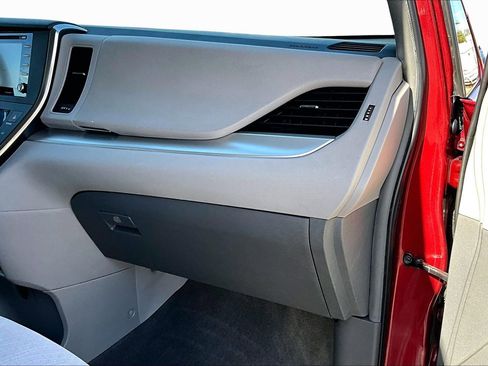 Used 2018 Toyota Sienna LE image 15