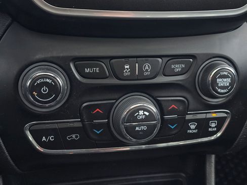 Used 2021 Jeep Cherokee Trailhawk w/ Sun, Sound & Nav Group AWD/4WD image 24