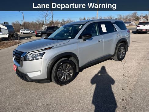Used 2024 Nissan Pathfinder S image 3
