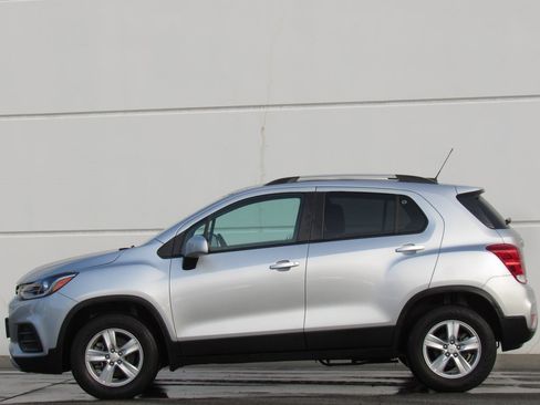Used 2022 Chevrolet Trax LT w/ LT Convenience Package image 4