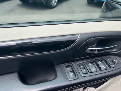 Used 2017 Dodge Grand Caravan SXT FWD image 5