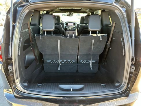 Used 2025 Chrysler Pacifica Limited image 25