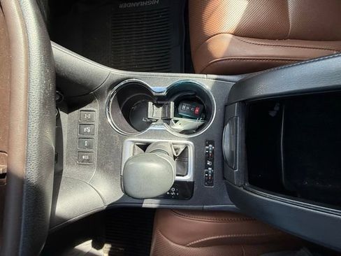 Used 2017 Toyota Highlander Limited Platinum image 15