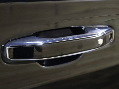 Used 2021 GMC Yukon SLT w/ SLT Premium Package image 18