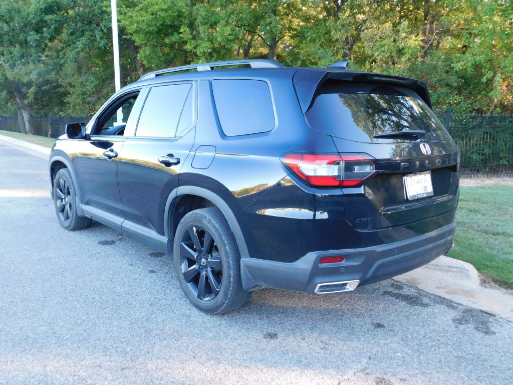 Used 2025 Honda Pilot Black Edition image 3