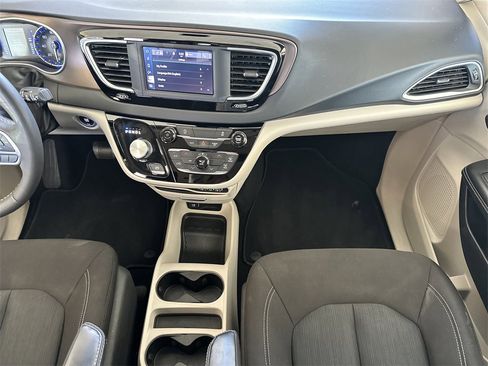 Used 2022 Chrysler Voyager LX image 18