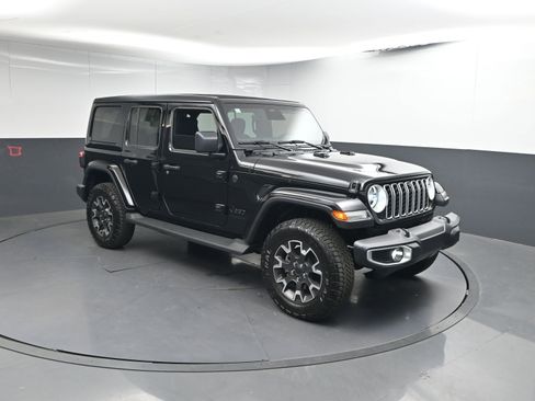 Used 2025 Jeep Wrangler Sahara image 26