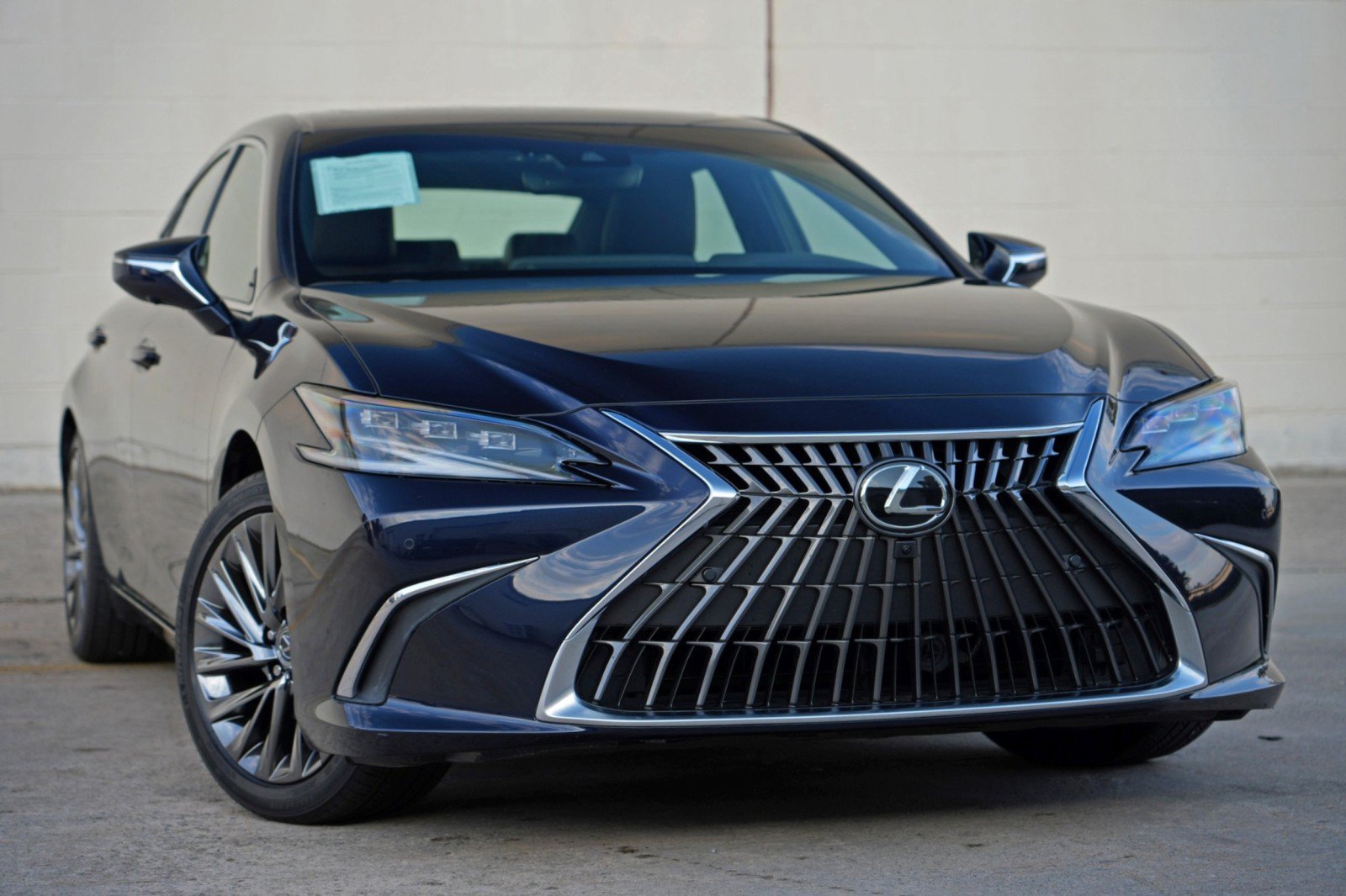 Used 2024 Lexus ES 300h Ultra Luxury w/ Accessory Package (Z2) FWD image 4