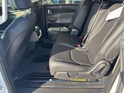 New 2026 Kia Carnival FWD image 13