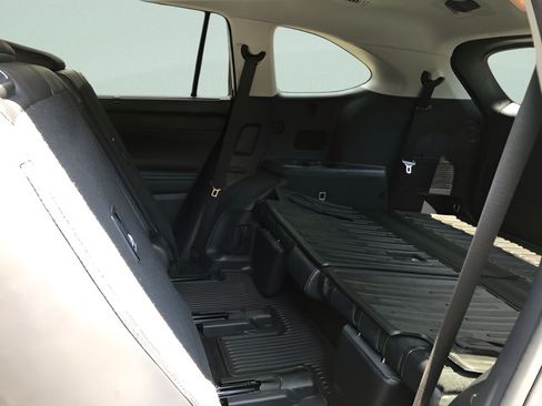 Certified 2024 Toyota Highlander XLE AWD/4WD image 11