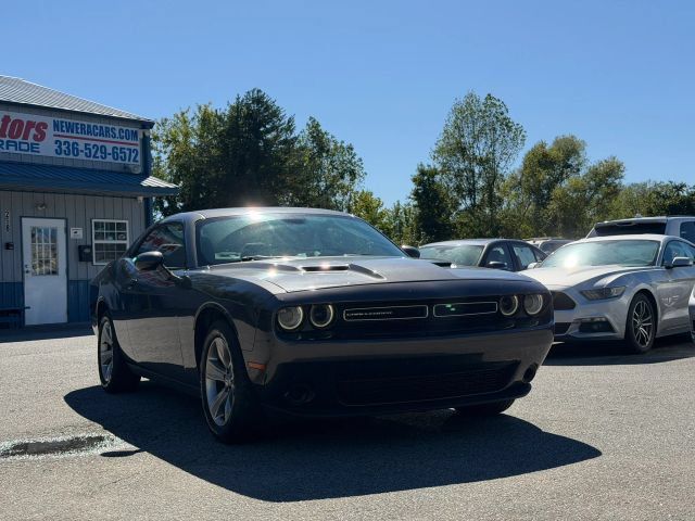 Used 2016 Dodge Challenger SXT RWD image 3