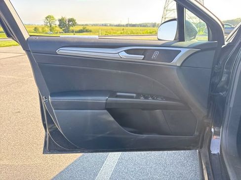 Used 2019 Ford Fusion SE FWD image 24