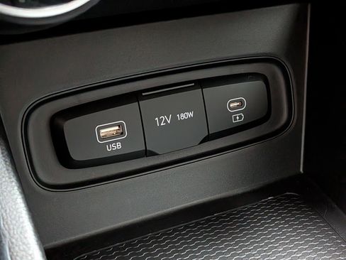 Used 2025 Hyundai Venue SE image 22