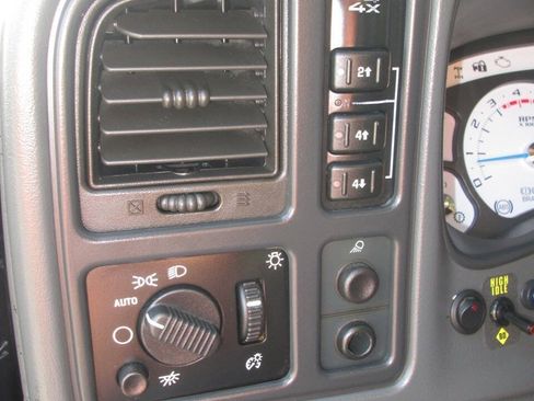 Used 2005 Chevrolet Silverado 2500 LT w/ Heavy-Duty Power Package AWD/4WD image 40