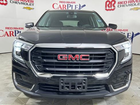 Used 2024 GMC Terrain SLE image 2