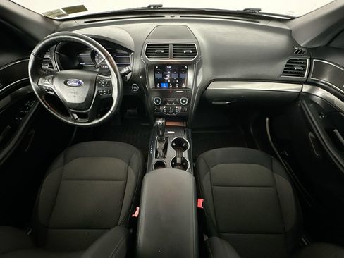 Used 2018 Ford Explorer XLT w/ Equipment Group 201A FWD image 10