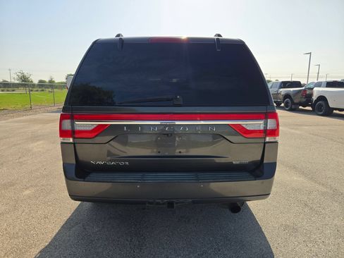 Used 2016 Lincoln Navigator Select RWD image 4