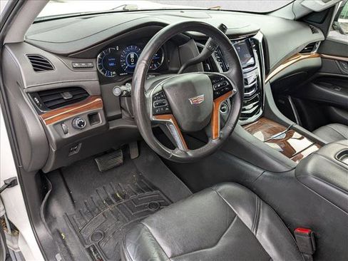 Used 2017 Cadillac Escalade Premium Luxury image 9