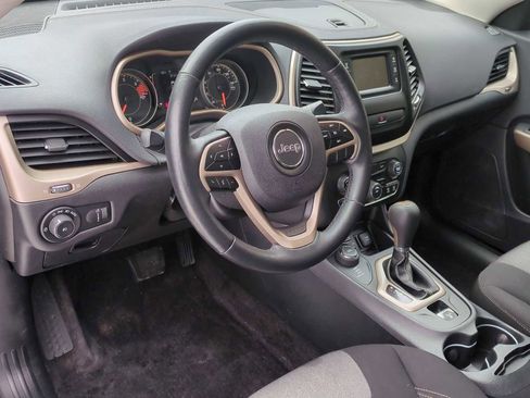 Used 2018 Jeep Cherokee Latitude w/ Cold Weather Group image 10