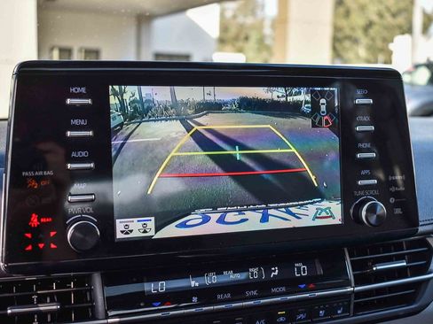 Used 2023 Toyota Sienna Limited image 22