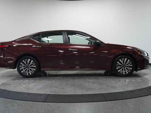 Used 2024 Nissan Altima 2.5 SV image 9