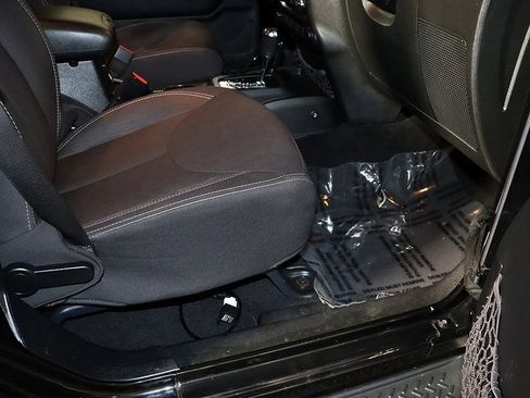 Used 2015 Jeep Wrangler Unlimited Sahara image 34